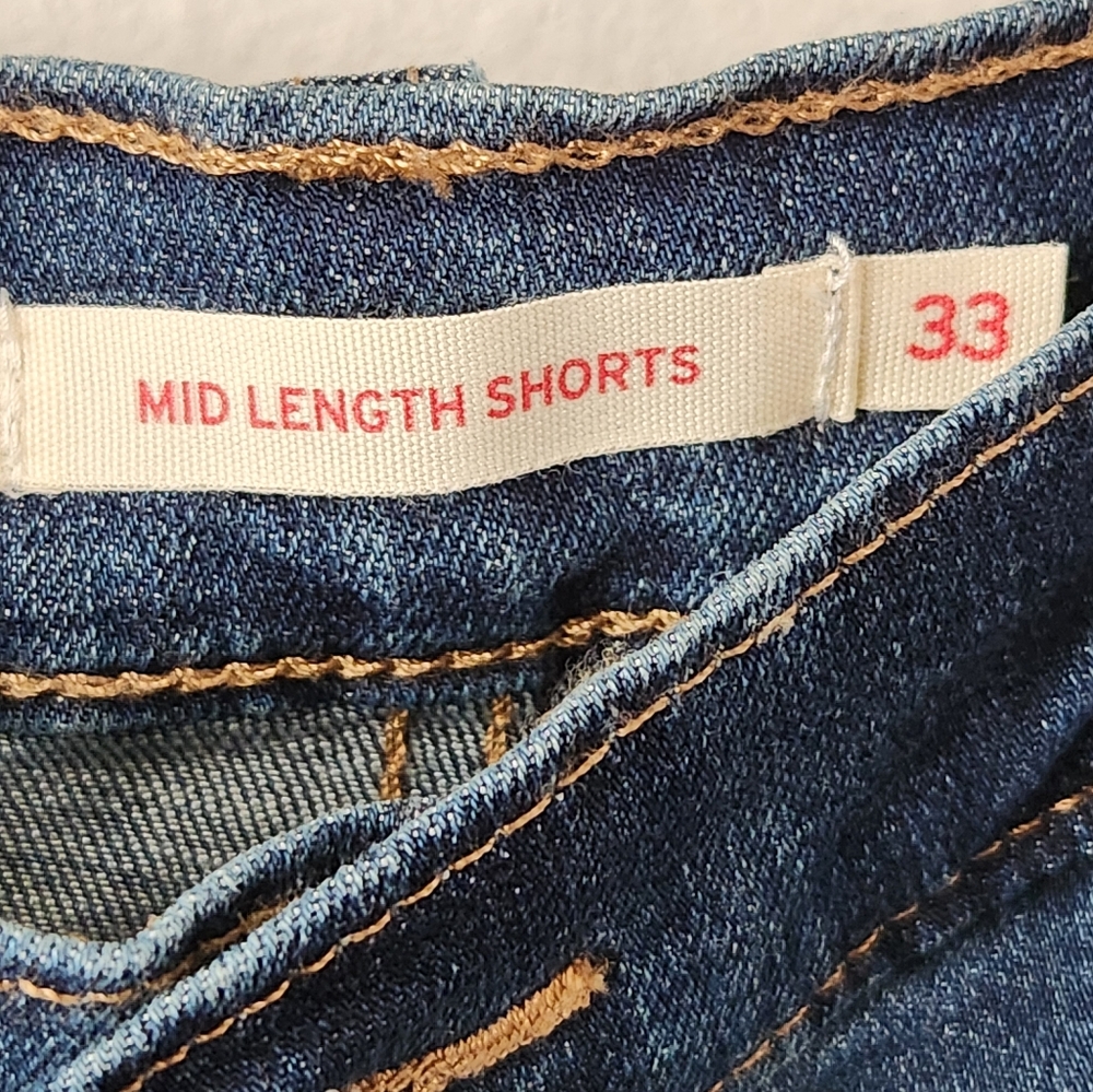 Levi's Jean Shorts Women's Mid Length Blue Medium Wash Denim 4" Size 33 NWT - Picture 2 of 10